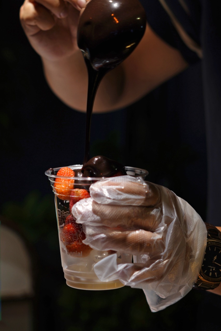 Nam sinh Bách Khoa bán dâu socola cháy hàng sau hai tiếng, đuối quá phải đóng cửa báo “trốn khách”- Ảnh 6. Nam sinh Bách Khoa bán dâu socola cháy hàng sau hai tiếng, đuối quá phải đóng cửa báo “trốn khách”- Ảnh 6.