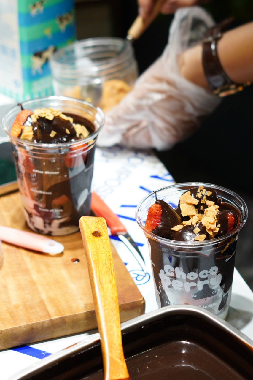 Nam sinh Bách Khoa bán dâu socola cháy hàng sau hai tiếng, đuối quá phải đóng cửa báo “trốn khách”- Ảnh 7. Nam sinh Bách Khoa bán dâu socola cháy hàng sau hai tiếng, đuối quá phải đóng cửa báo “trốn khách”- Ảnh 7.