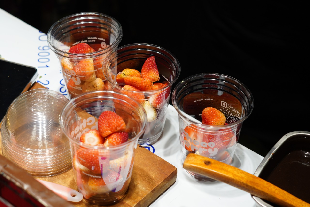 Nam sinh Bách Khoa bán dâu socola cháy hàng sau hai tiếng, đuối quá phải đóng cửa báo “trốn khách”- Ảnh 5. Nam sinh Bách Khoa bán dâu socola cháy hàng sau hai tiếng, đuối quá phải đóng cửa báo “trốn khách”- Ảnh 5.