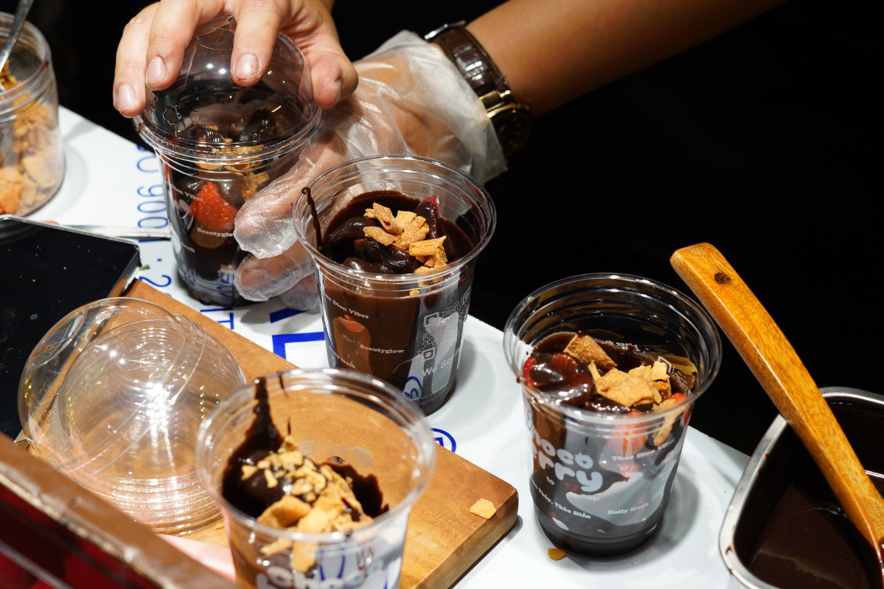 Nam sinh Bách Khoa bán dâu socola cháy hàng sau hai tiếng, đuối quá phải đóng cửa báo “trốn khách”- Ảnh 8. Nam sinh Bách Khoa bán dâu socola cháy hàng sau hai tiếng, đuối quá phải đóng cửa báo “trốn khách”- Ảnh 8.