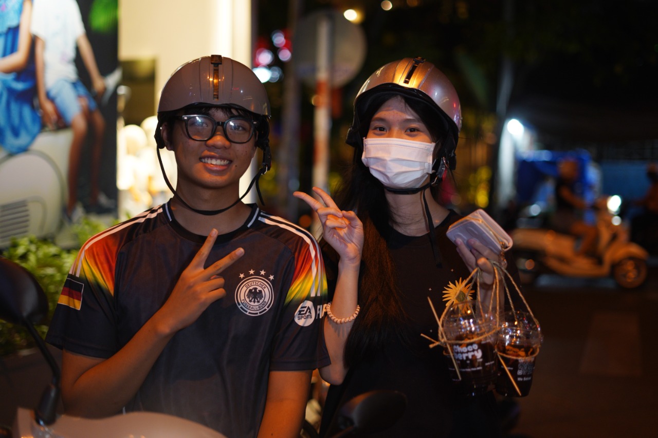 Nam sinh Bách Khoa bán dâu socola cháy hàng sau hai tiếng, đuối quá phải đóng cửa báo “trốn khách”- Ảnh 9. Nam sinh Bách Khoa bán dâu socola cháy hàng sau hai tiếng, đuối quá phải đóng cửa báo “trốn khách”- Ảnh 9.