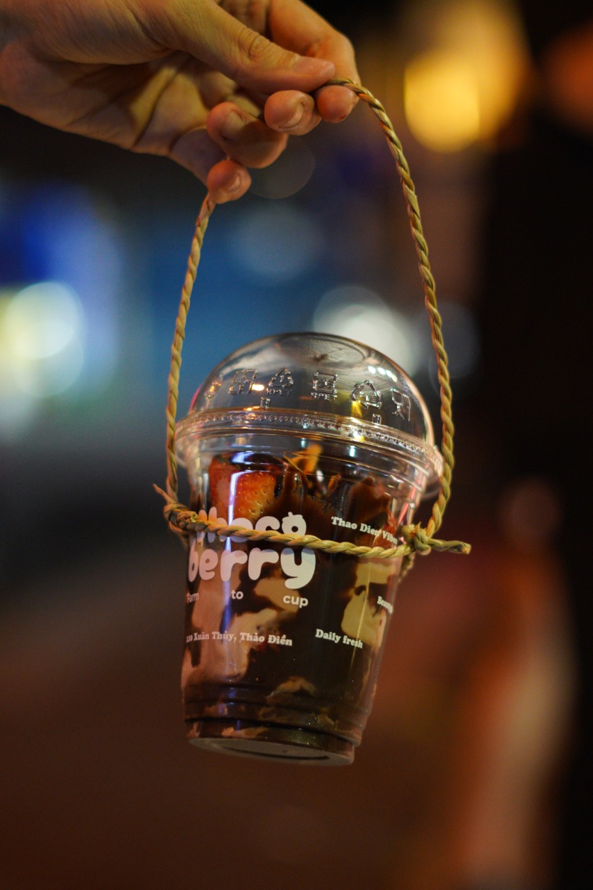 Nam sinh Bách Khoa bán dâu socola cháy hàng sau hai tiếng, đuối quá phải đóng cửa báo “trốn khách”- Ảnh 15. Nam sinh Bách Khoa bán dâu socola cháy hàng sau hai tiếng, đuối quá phải đóng cửa báo “trốn khách”- Ảnh 15.