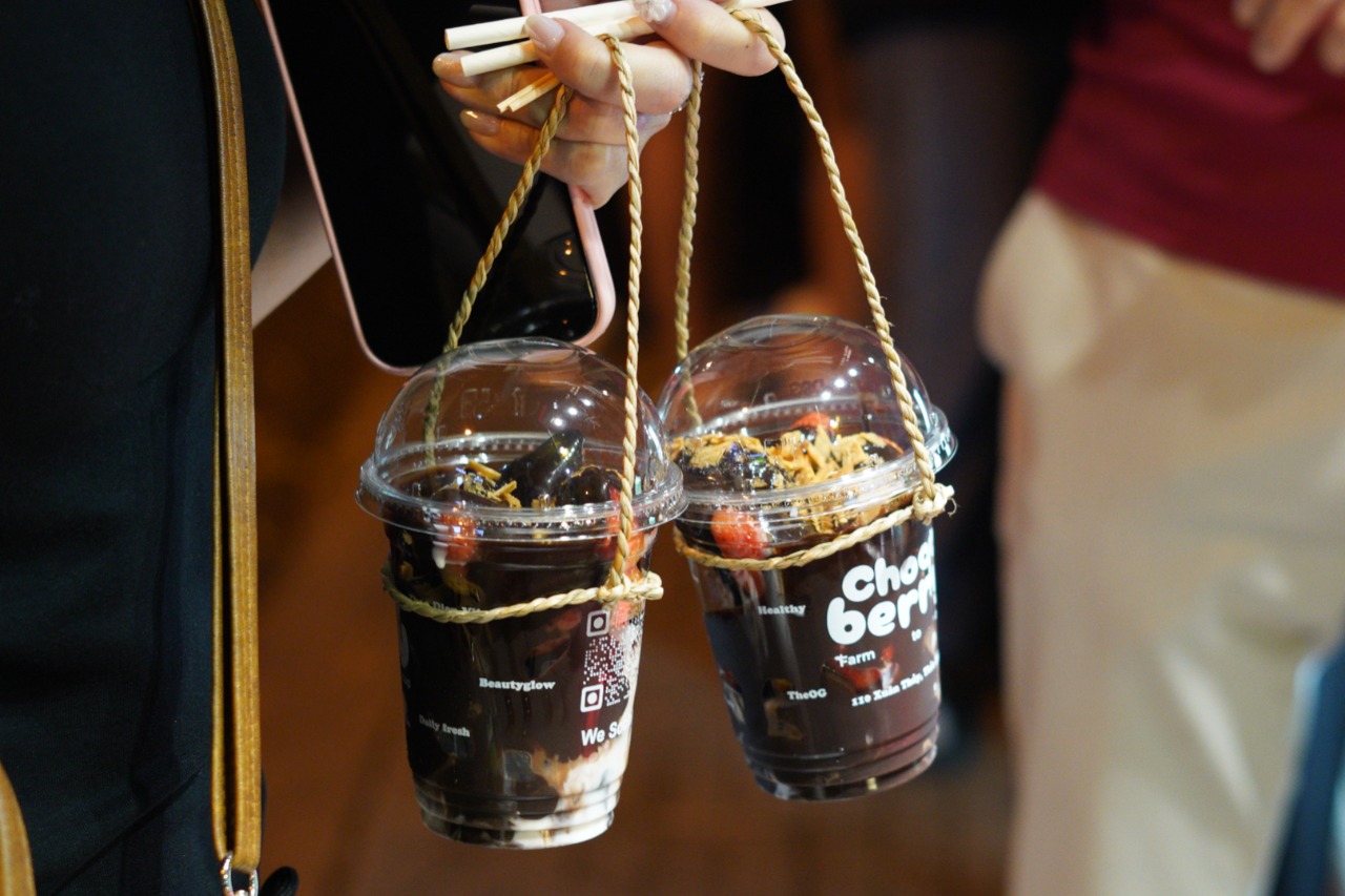 Nam sinh Bách Khoa bán dâu socola cháy hàng sau hai tiếng, đuối quá phải đóng cửa báo “trốn khách”- Ảnh 13. Nam sinh Bách Khoa bán dâu socola cháy hàng sau hai tiếng, đuối quá phải đóng cửa báo “trốn khách”- Ảnh 13.