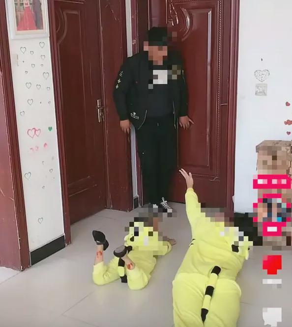 Bức ảnh quỳ gối g&acirc;y tranh c&atilde;i: Cha mẹ hủy hoại con c&aacute;i thế n&agrave;o? - Ảnh 2.