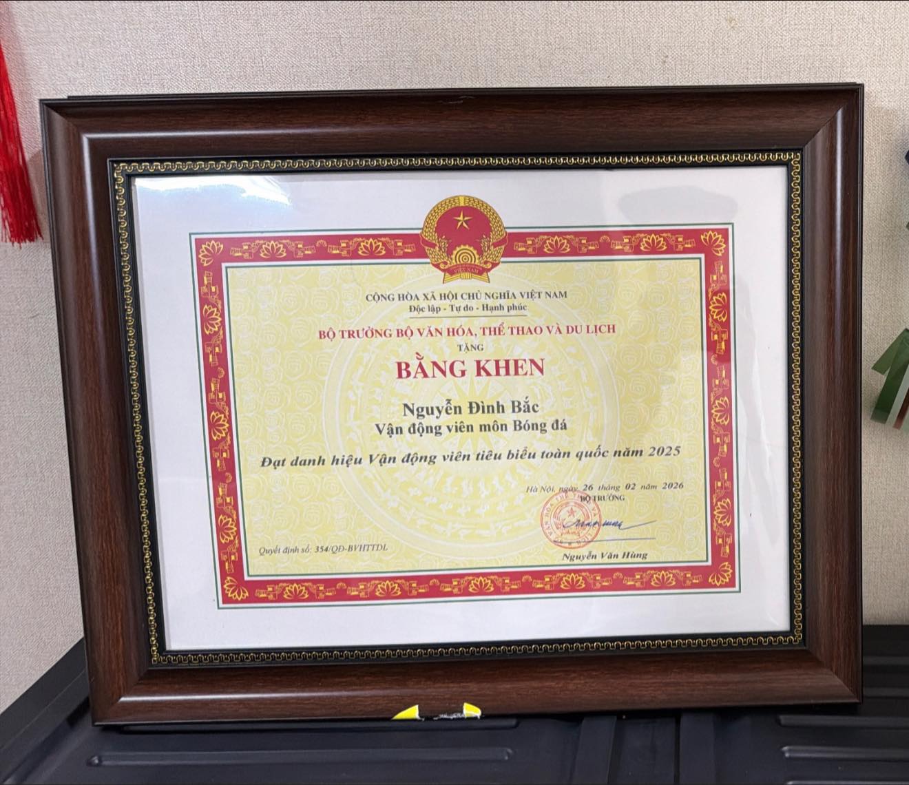 Đ&igrave;nh Bắc diện vest bảnh bao tay &ocirc;m "c&uacute; đ&uacute;p" bằng khen về nh&agrave;, cậu n&agrave;y đỉnh qu&aacute;! - Ảnh 1.