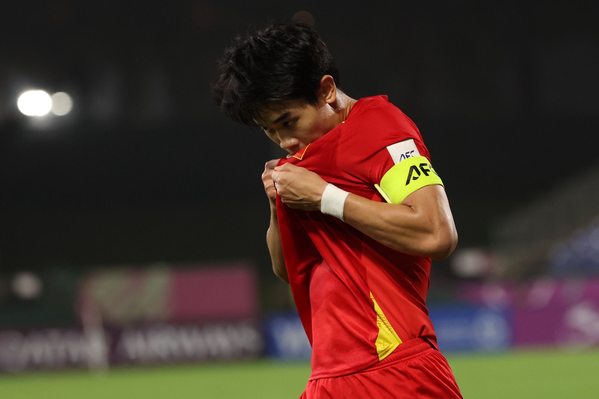 Đ&igrave;nh Bắc diện vest bảnh bao tay &ocirc;m "c&uacute; đ&uacute;p" bằng khen về nh&agrave;, cậu n&agrave;y đỉnh qu&aacute;! - Ảnh 4.