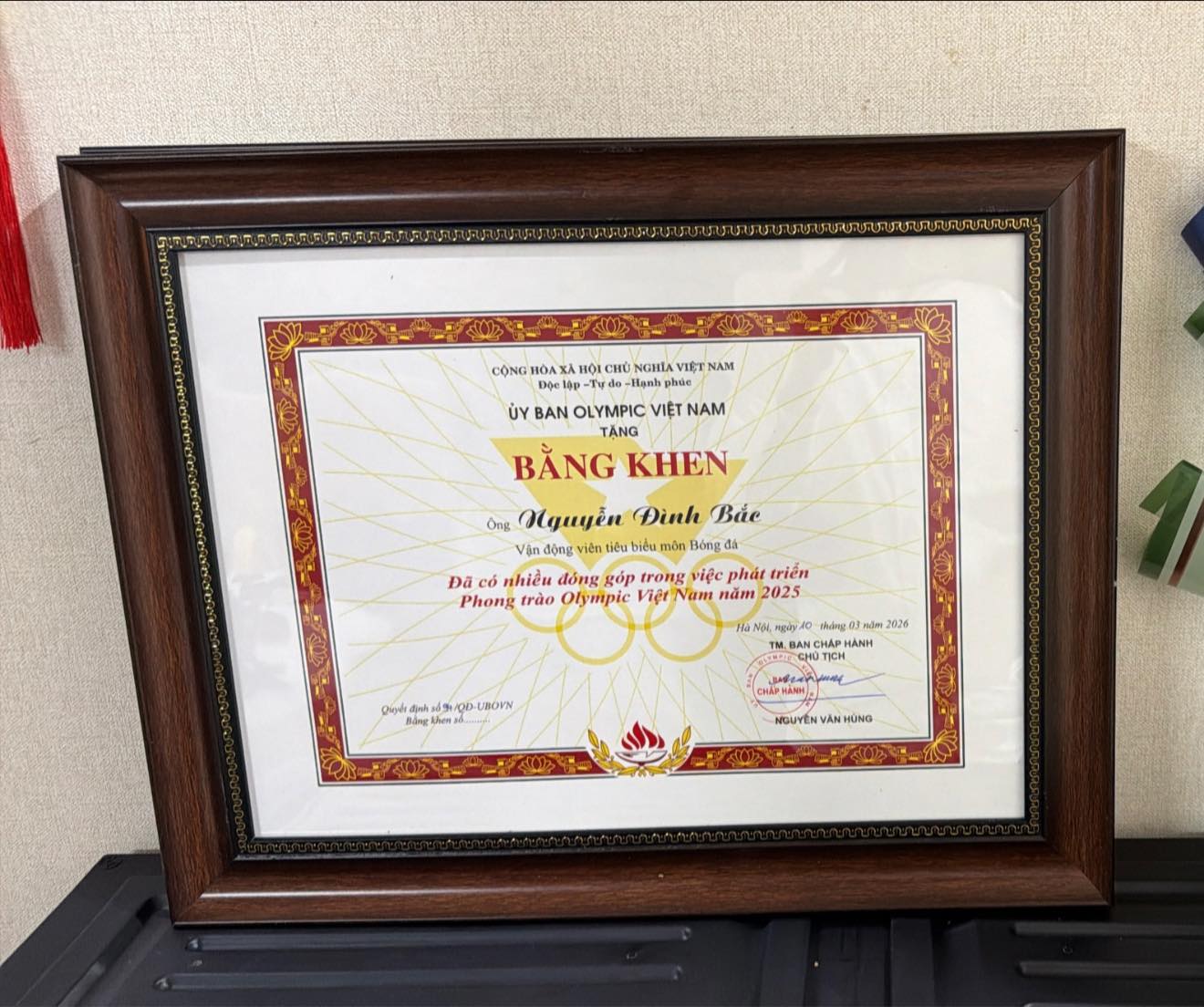 Đ&igrave;nh Bắc diện vest bảnh bao tay &ocirc;m "c&uacute; đ&uacute;p" bằng khen về nh&agrave;, cậu n&agrave;y đỉnh qu&aacute;! - Ảnh 2.