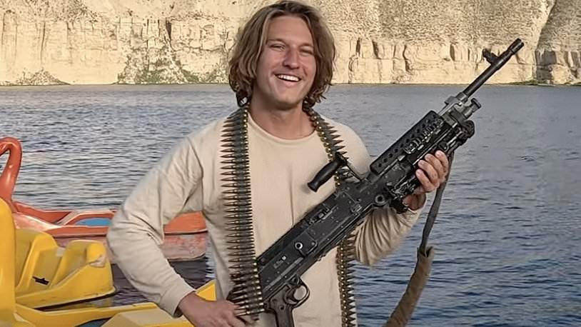 Một lon Coca-Cola du kh&aacute;ch để lại c&oacute; thể xo&aacute; sổ cả một bộ lạc - Ảnh 1.