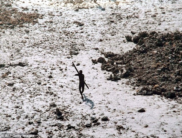 Một lon Coca-Cola du kh&aacute;ch để lại c&oacute; thể xo&aacute; sổ cả một bộ lạc - Ảnh 3.