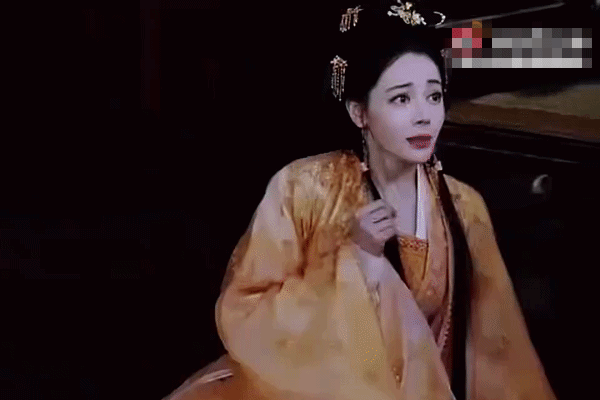 Gương mặt đ&aacute;ng sợ của Địch Lệ Nhiệt Ba- Ảnh 2.