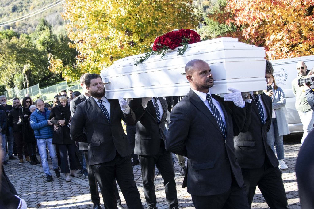 Người mẫu bị bạn trai s&aacute;t hại d&atilde; man, mộ phần bị x&acirc;m phạm b&iacute; ẩn - Ảnh 2.