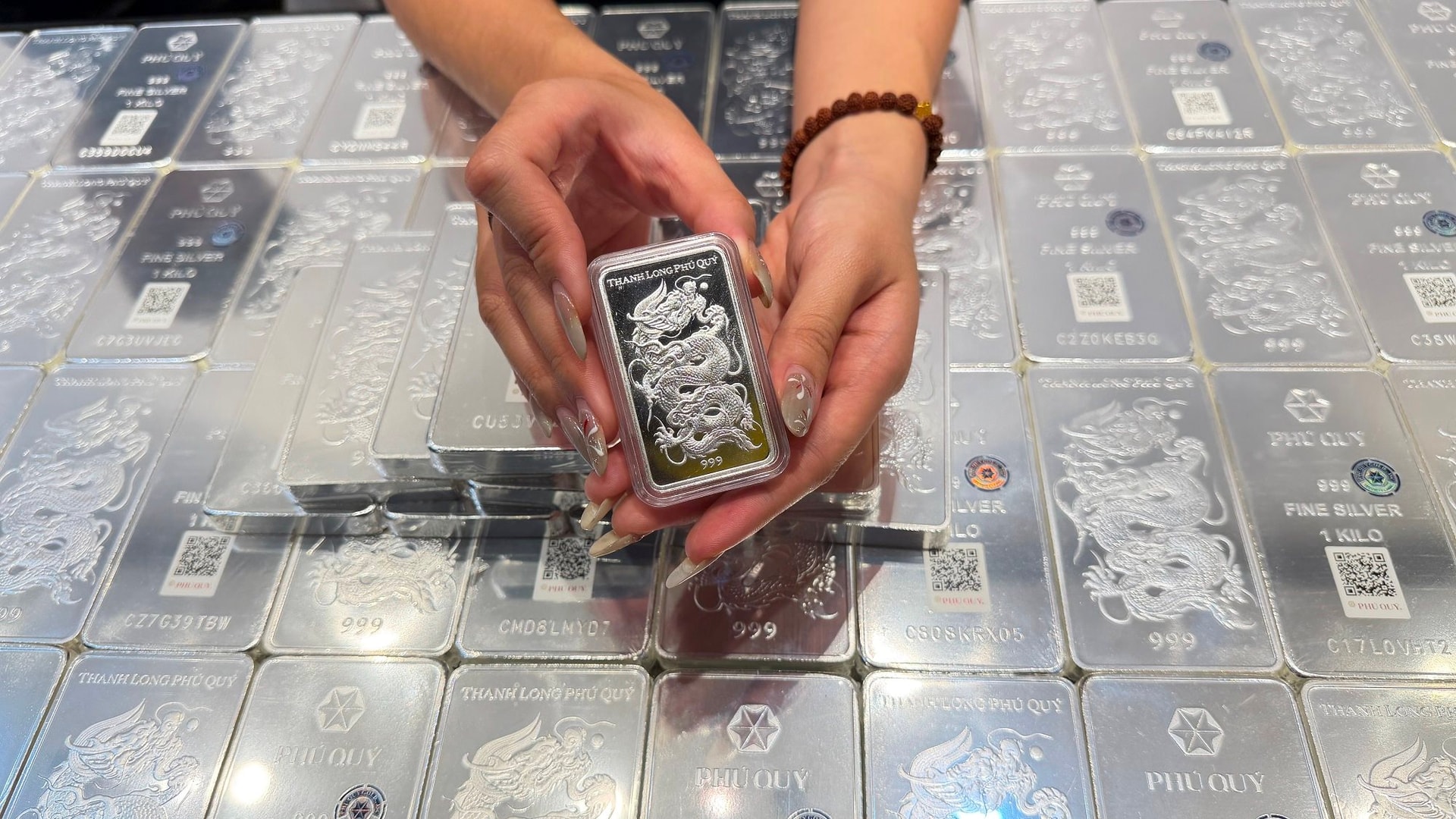 Gi&aacute; v&agrave;ng h&ocirc;m nay 28/3 đột ngột "vọt ga", v&agrave;ng miếng SJC "rực n&oacute;ng" s&aacute;ng cuối tuần! - Ảnh 3.