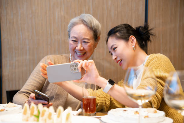 Ở tuổi trung ni&ecirc;n, biết bu&ocirc;ng bỏ để t&igrave;m hạnh ph&uacute;c đ&iacute;ch thực - Ảnh 1.