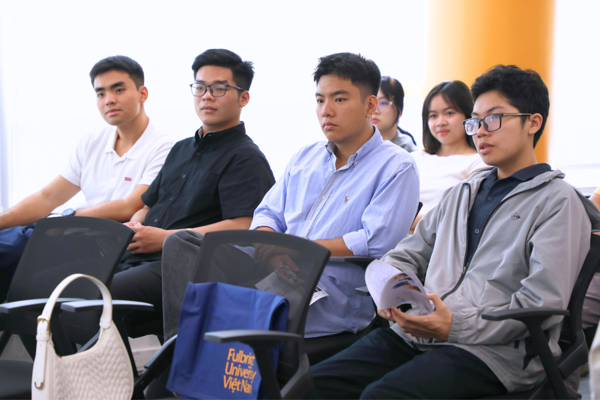 Ch&acirc;n dung thế hệ đi xin việc c&ugrave;ng một v&agrave;i &ldquo;trợ l&yacute; ảo&rdquo;: Nh&agrave; tuyển dụng nghĩ g&igrave; khi ứng vi&ecirc;n c&aacute;i g&igrave; cũng nhờ AI?- Ảnh 2.