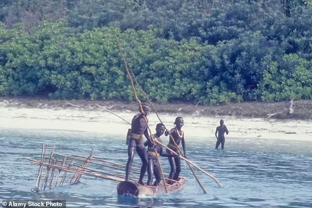 Một lon Coca-Cola du kh&aacute;ch để lại c&oacute; thể xo&aacute; sổ cả một bộ lạc - Ảnh 2.