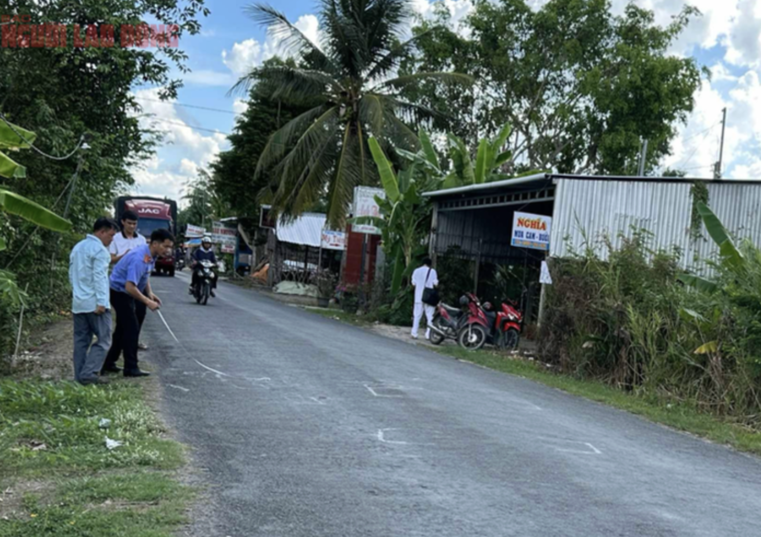 Vụ nữ sinh tử vong ở Vĩnh Long: Bạn đọc đề nghị l&agrave;m r&otilde; mối li&ecirc;n hệ giữa 2 cựu c&ocirc;ng an với t&agrave;i xế   - Ảnh 2.