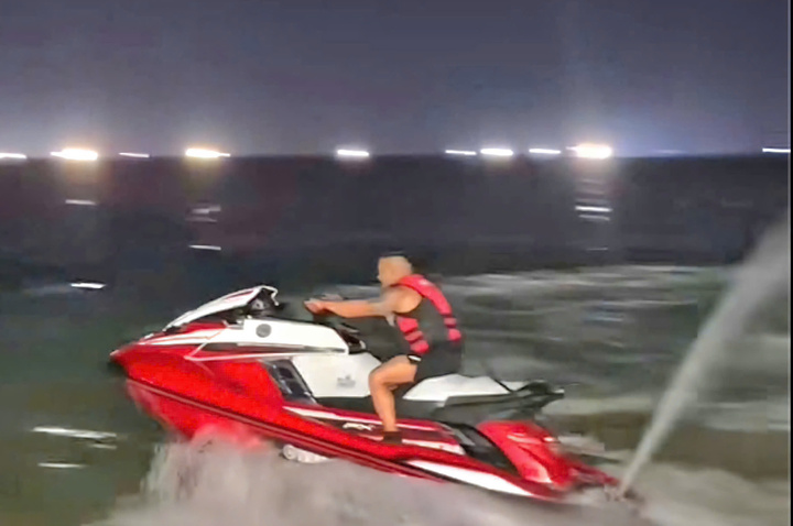 TikToker l&aacute;i m&ocirc; t&ocirc; nước tại b&atilde;i tắm c&ocirc;ng cộng Nha Trang bị mời l&agrave;m việc - Ảnh 1.