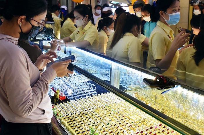 Gi&aacute; v&agrave;ng h&ocirc;m nay, 28-3: Bật tăng mạnh sau chuỗi ng&agrave;y giảm s&acirc;u - Ảnh 1.