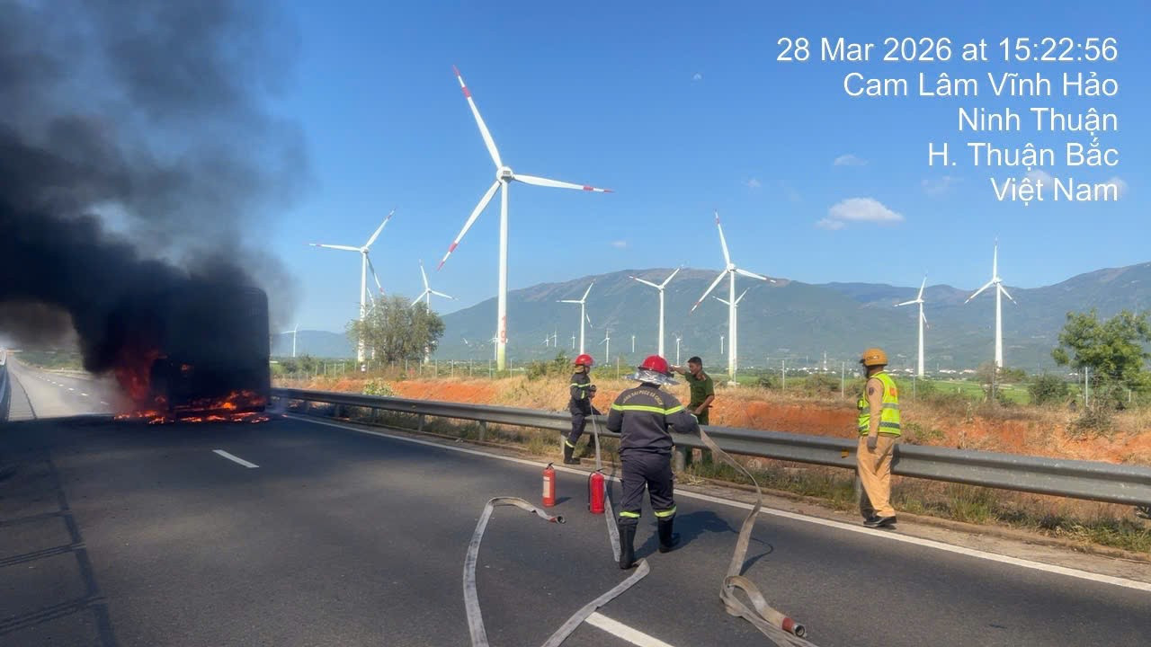 Xe tải ch&aacute;y trơ khung tr&ecirc;n cao tốc Cam L&acirc;m &ndash; Vĩnh Hảo g&acirc;y &ugrave;n tắc giao th&ocirc;ng - Ảnh 1.