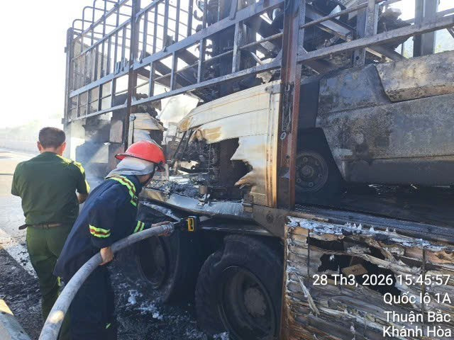 Xe tải ch&aacute;y trơ khung tr&ecirc;n cao tốc Cam L&acirc;m &ndash; Vĩnh Hảo g&acirc;y &ugrave;n tắc giao th&ocirc;ng - Ảnh 2.