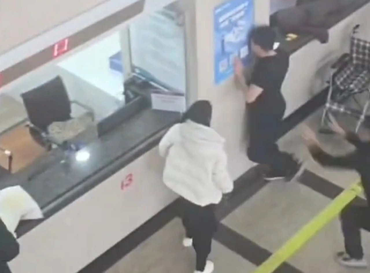 Ghen vì bác sĩ nam khám cho vợ bầu, chồng đòi ly hôn và tự tử - Ảnh 1.