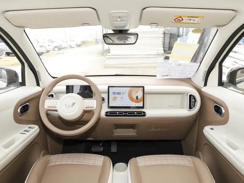 Wuling Mini EV 2026 ra mắt: Giá tương đương SH 350i, đi xa gấp đôi bản cũ, hết cảnh cắm sạc qua đêm- Ảnh 4. Wuling Mini EV 2026 ra mắt: Giá tương đương SH 350i, đi xa gấp đôi bản cũ, hết cảnh cắm sạc qua đêm- Ảnh 4.