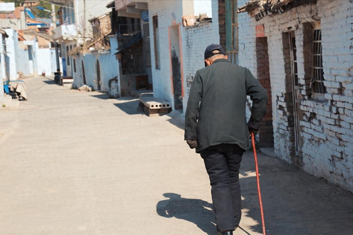 B&aacute;n nh&agrave; về ở c&ugrave;ng con trai: 3 năm sau, người đ&agrave;n &ocirc;ng 70 tuổi rơi v&agrave;o cảnh kh&ocirc;ng c&ograve;n nơi để về- Ảnh 1.