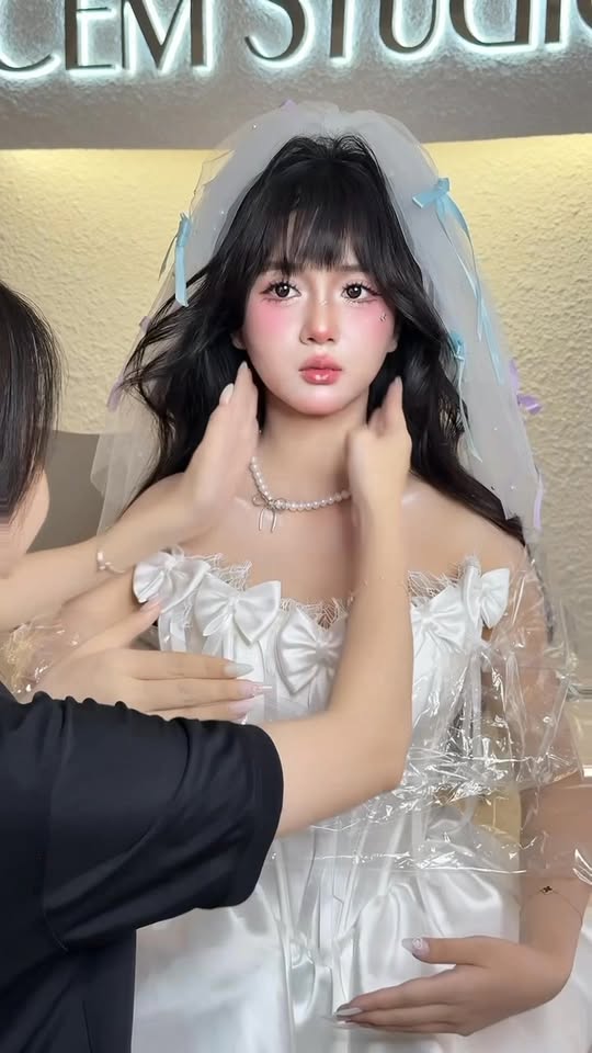 H&oacute;a th&agrave;nh b&uacute;p b&ecirc;, hot girl xinh đẹp h&uacute;t cả triệu view, khiến người xem ngỡ ng&agrave;ng vi nhan sắc "đỉnh ch&oacute;p" - Ảnh 1.