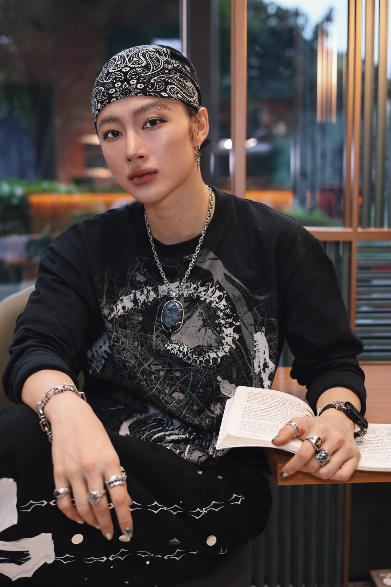 Nh&igrave;n V (BTS) m&agrave; lại ra Angela Phương Trinh- Ảnh 4.