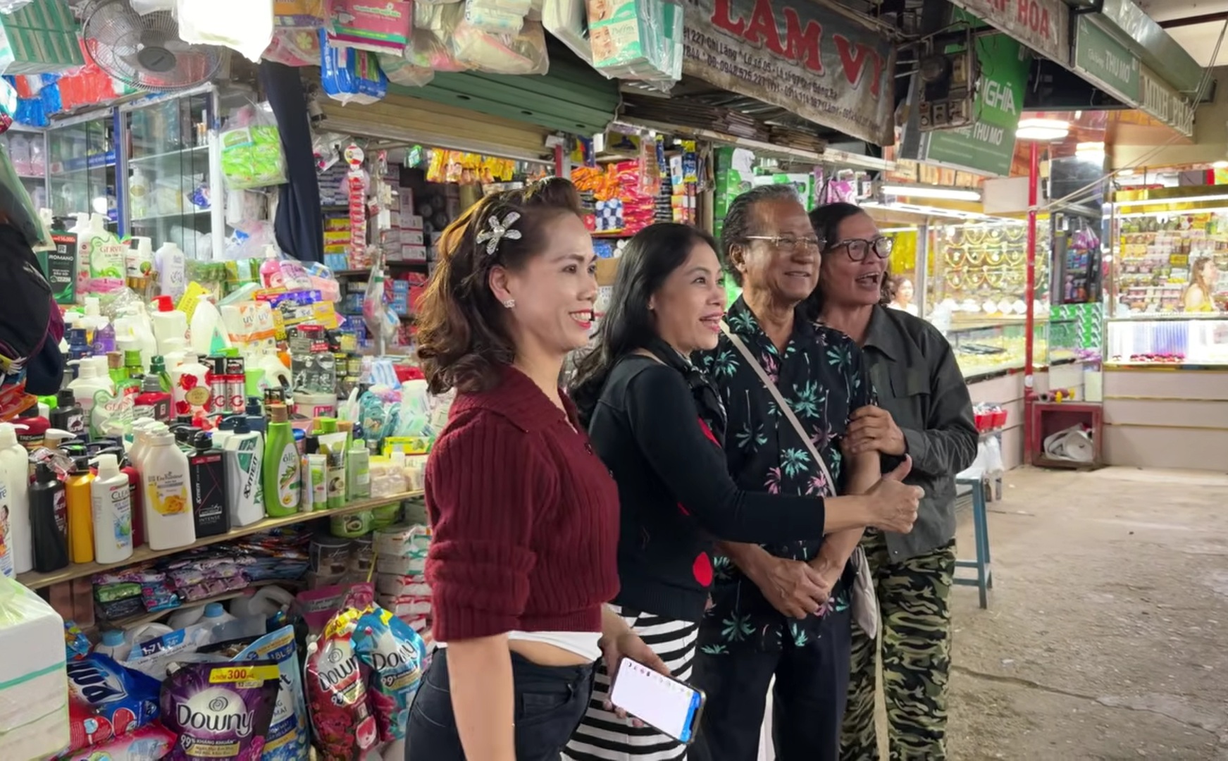 Tiểu thương chợ Đông Ba la hét khi thấy Chế Linh: 