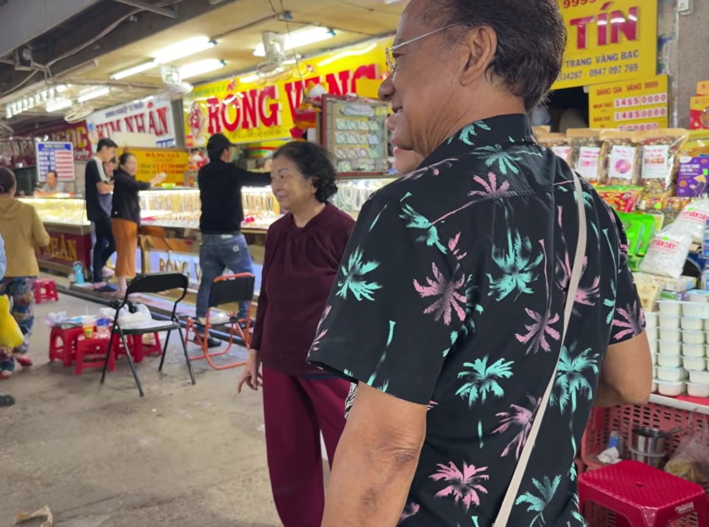 Tiểu thương chợ Đông Ba la hét khi thấy Chế Linh: 