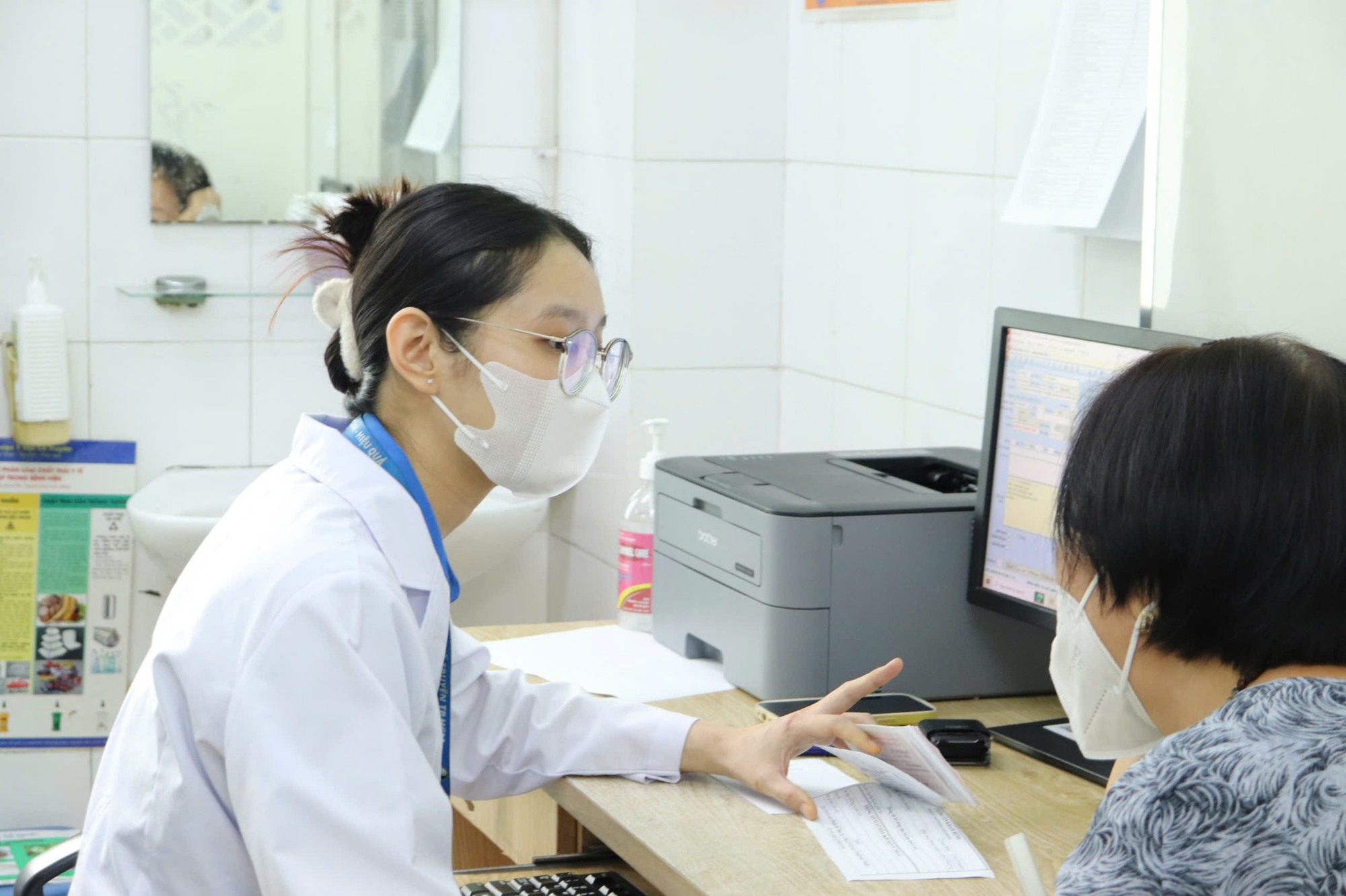 Những lưu ý quan trọng cho người dân có thẻ BHYT 20 Người dân có thẻ BHYT lưu ý những điều sau - Ảnh 2.