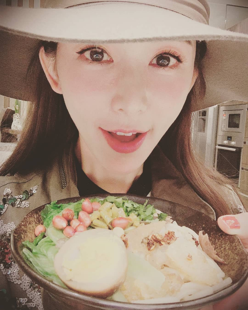 Si&ecirc;u mẫu 51 tuổi vẫn trẻ đẹp như mới 30 nhờ 5 b&iacute; quyết chống l&atilde;o h&oacute;a m&agrave; kh&ocirc;ng cần ăn ki&ecirc;ng- Ảnh 4.