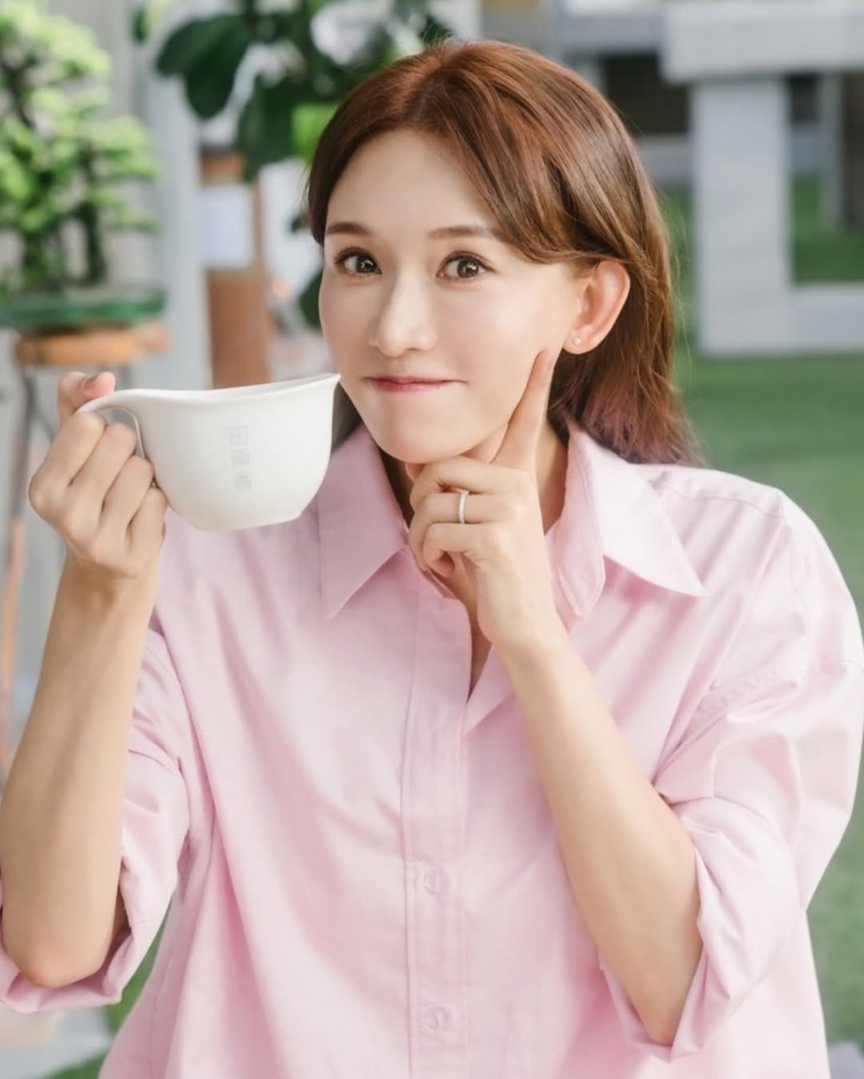 Si&ecirc;u mẫu 51 tuổi vẫn trẻ đẹp như mới 30 nhờ 5 b&iacute; quyết chống l&atilde;o h&oacute;a m&agrave; kh&ocirc;ng cần ăn ki&ecirc;ng- Ảnh 2.