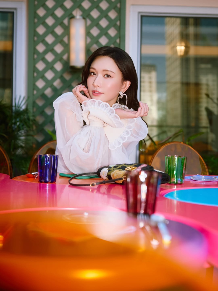 Si&ecirc;u mẫu 51 tuổi vẫn trẻ đẹp như mới 30 nhờ 5 b&iacute; quyết chống l&atilde;o h&oacute;a m&agrave; kh&ocirc;ng cần ăn ki&ecirc;ng- Ảnh 1.