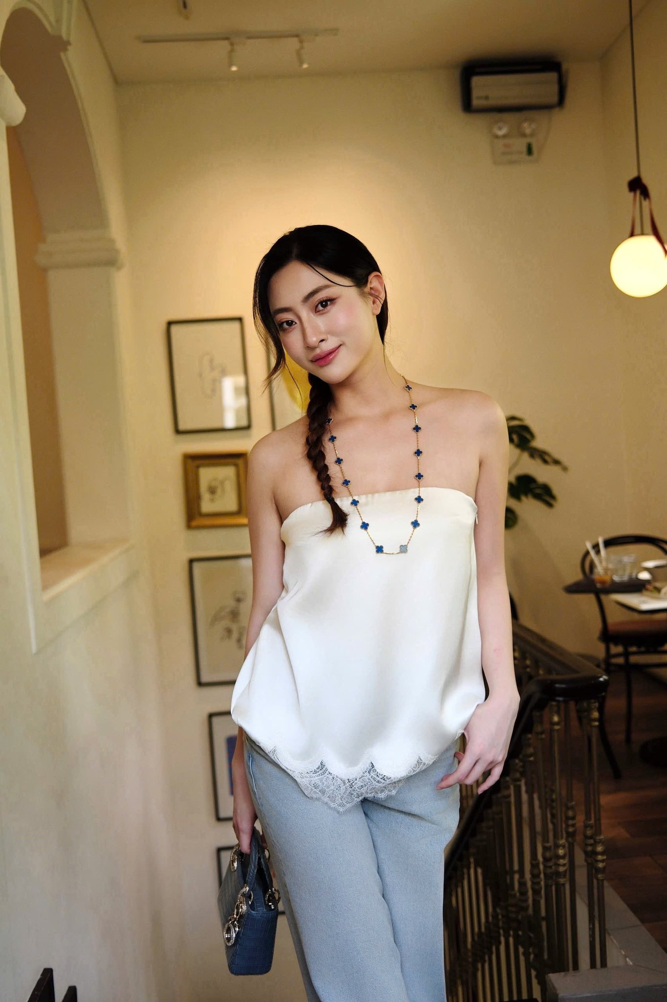 Lương Thùy Linh đi dọc hành lang, vẫn xinh đẹp rực rỡ - Ảnh 1. Lương Thùy Linh đi dọc hành lang, vẫn xinh đẹp rực rỡ - Ảnh 1.