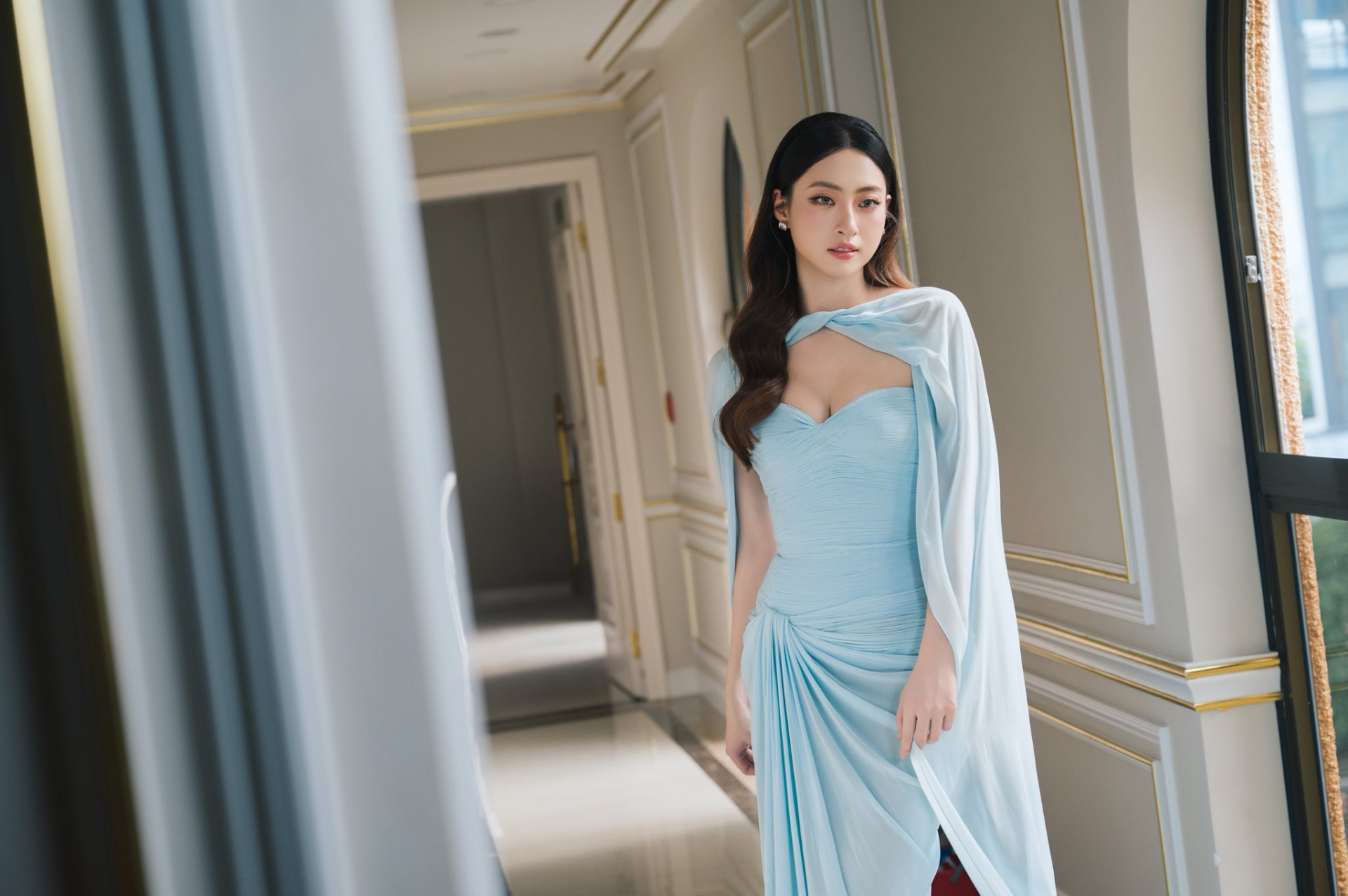 Lương Thùy Linh đi dọc hành lang, vẫn xinh đẹp rực rỡ - Ảnh 2. Lương Thùy Linh đi dọc hành lang, vẫn xinh đẹp rực rỡ - Ảnh 2.