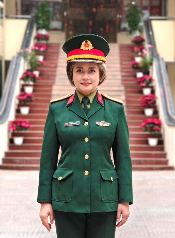 2 nữ NSND có mái tóc bạc tự nhiên: Người là Đại tá, người đi qua bạo bệnh để học cách sống vui - Ảnh 2.