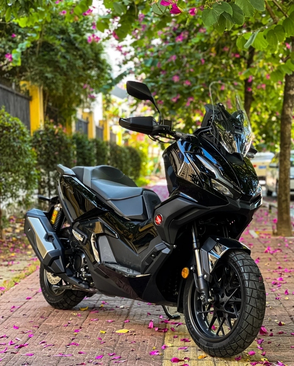 Honda ADV350 tại Việt Nam có giá lăn bánh gần 176 triệu đồng, vì sao vẫn khiến người chơi xe sẵn sàng xuống tiền?- Ảnh 1. Honda ADV350 tại Việt Nam có giá lăn bánh gần 176 triệu đồng, vì sao vẫn khiến người chơi xe sẵn sàng xuống tiền?- Ảnh 1.