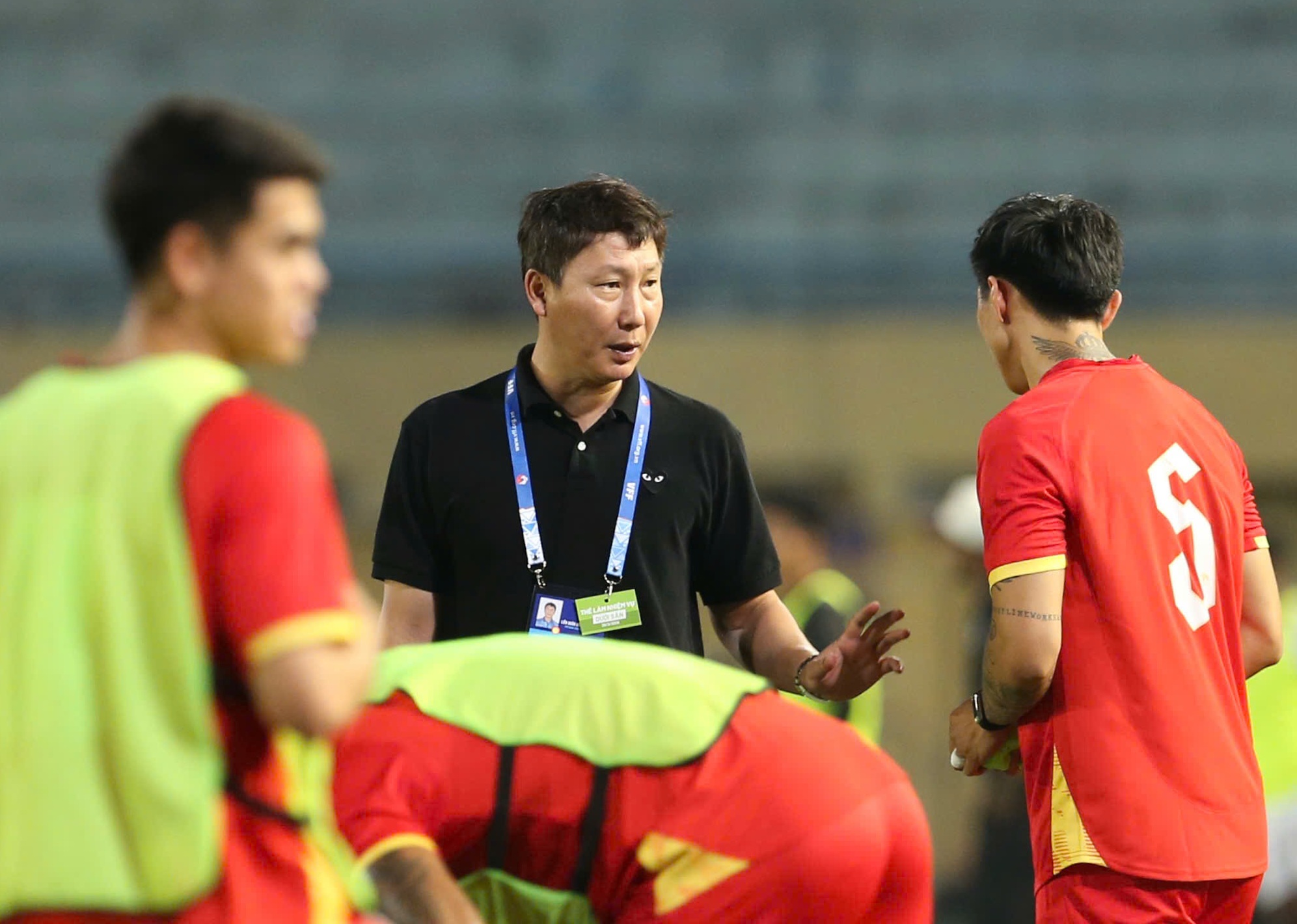 Họp b&aacute;o Việt Nam vs Malaysia: HLV Kim Sang-sik h&eacute; lộ đội h&igrave;nh tuyển Việt Nam? - Ảnh 1.