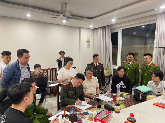 Bắt giữ 7 người lừa đảo giả danh cảnh s&aacute;t Nhật Bản , chiếm đoạt 11 tỉ đồng - Ảnh 1.