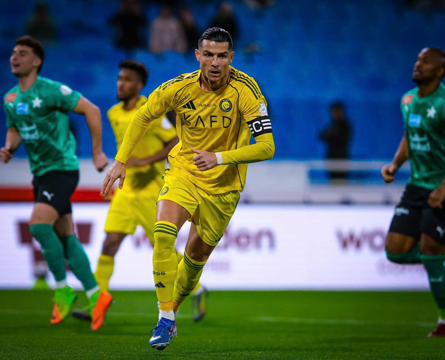 Sân cỏ "lặng tiếng" vì bất ổn tại Trung Đông - Ảnh 1.