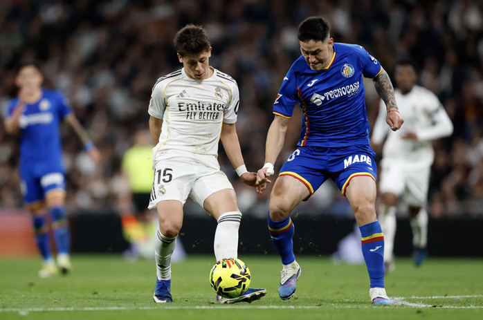 Gục ng&atilde; s&acirc;n nh&agrave; Bernabeu, Real Madrid hụt hơi cuộc đua v&ocirc; địch - Ảnh 2.