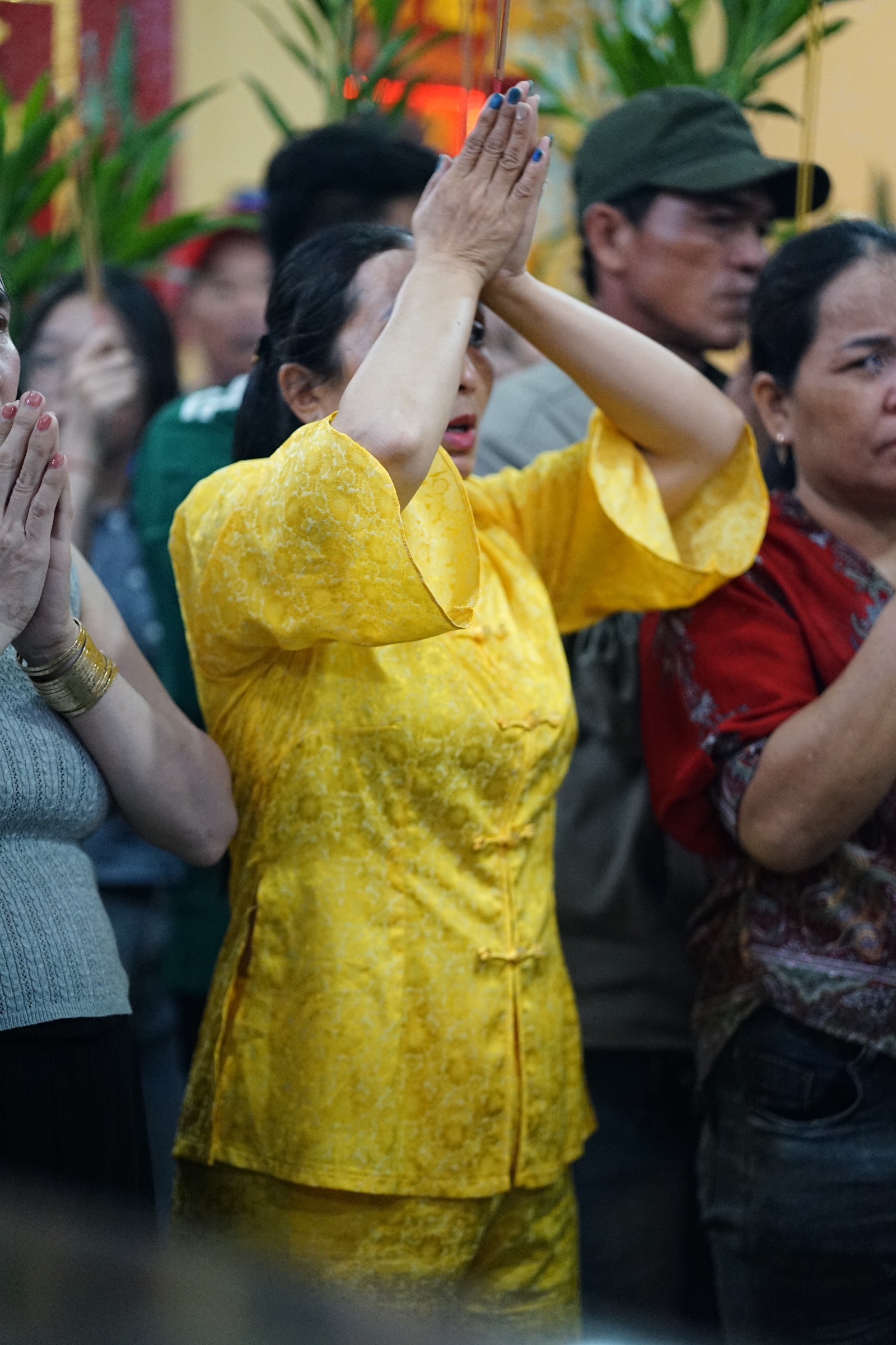 Cảnh tượng nửa đ&ecirc;m tại Miếu B&agrave; Thi&ecirc;n Hậu: Biển người cầu lộc - Ảnh 1.