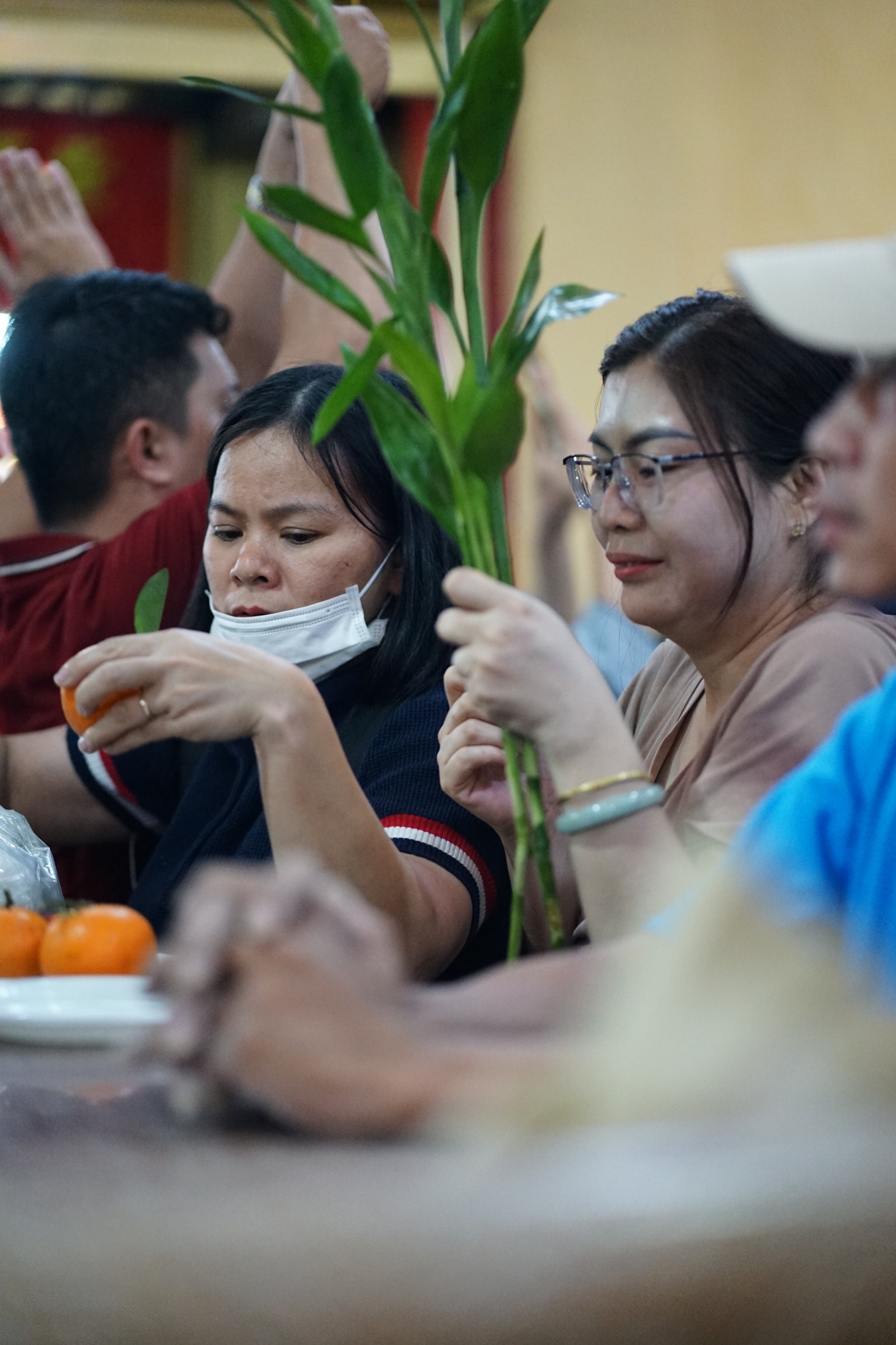 Cảnh tượng nửa đ&ecirc;m tại Miếu B&agrave; Thi&ecirc;n Hậu: Biển người cầu lộc - Ảnh 7.