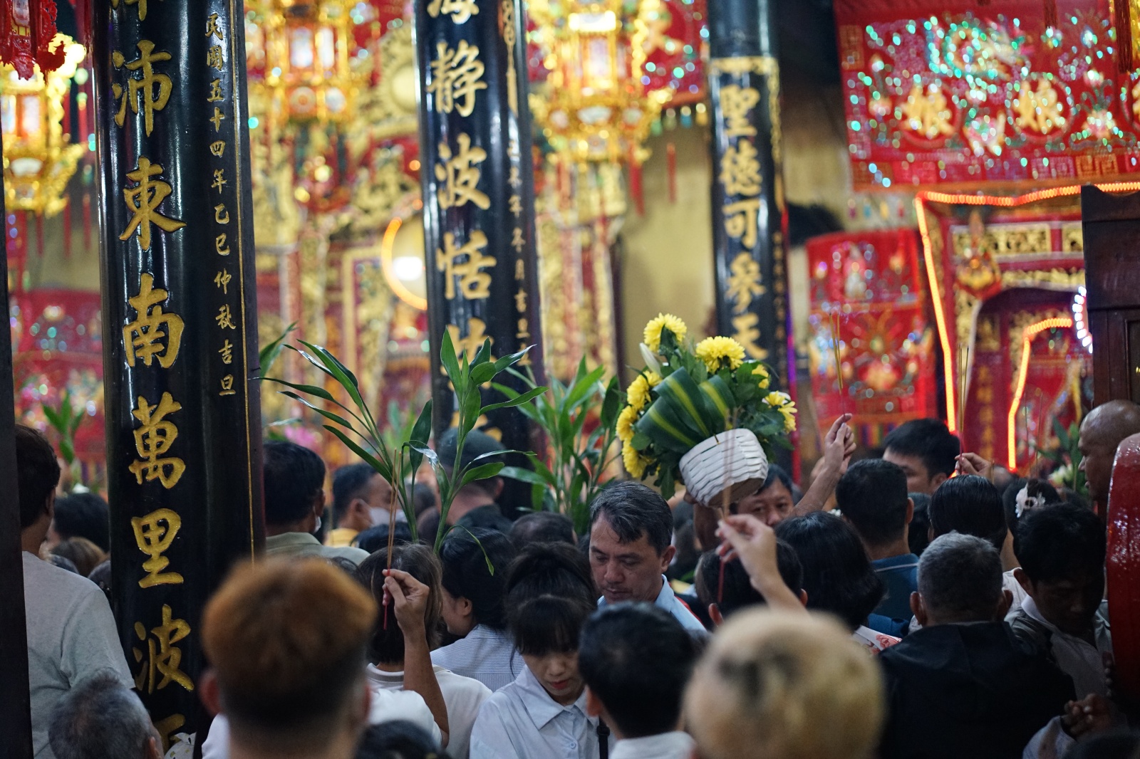 Cảnh tượng nửa đ&ecirc;m tại Miếu B&agrave; Thi&ecirc;n Hậu: Biển người cầu lộc - Ảnh 4.