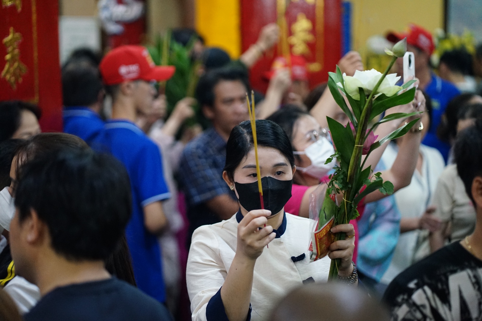 Cảnh tượng nửa đ&ecirc;m tại Miếu B&agrave; Thi&ecirc;n Hậu: Biển người cầu lộc - Ảnh 3.