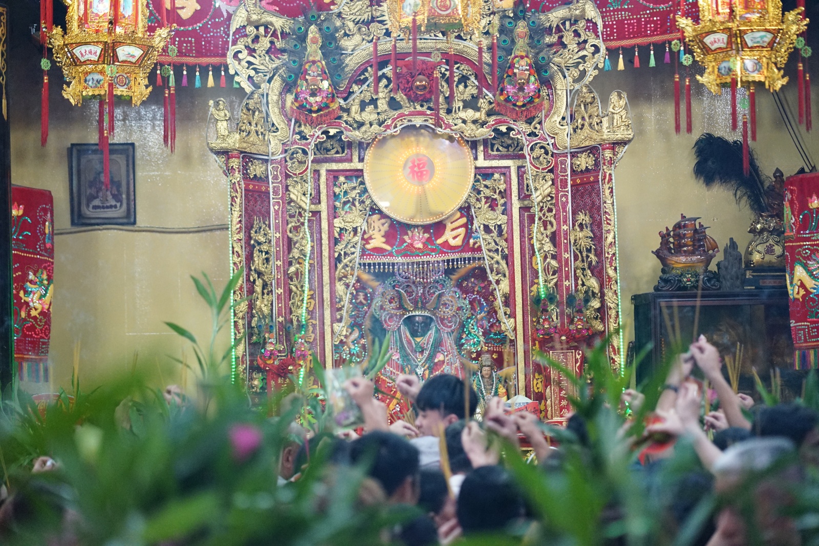 Cảnh tượng nửa đ&ecirc;m tại Miếu B&agrave; Thi&ecirc;n Hậu: Biển người cầu lộc - Ảnh 2.