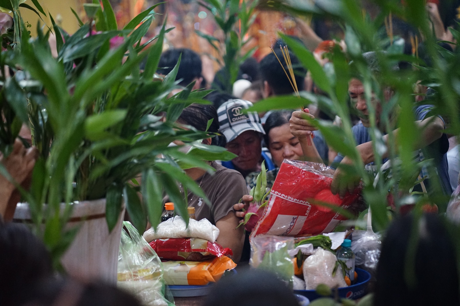 Cảnh tượng nửa đ&ecirc;m tại Miếu B&agrave; Thi&ecirc;n Hậu: Biển người cầu lộc - Ảnh 6.