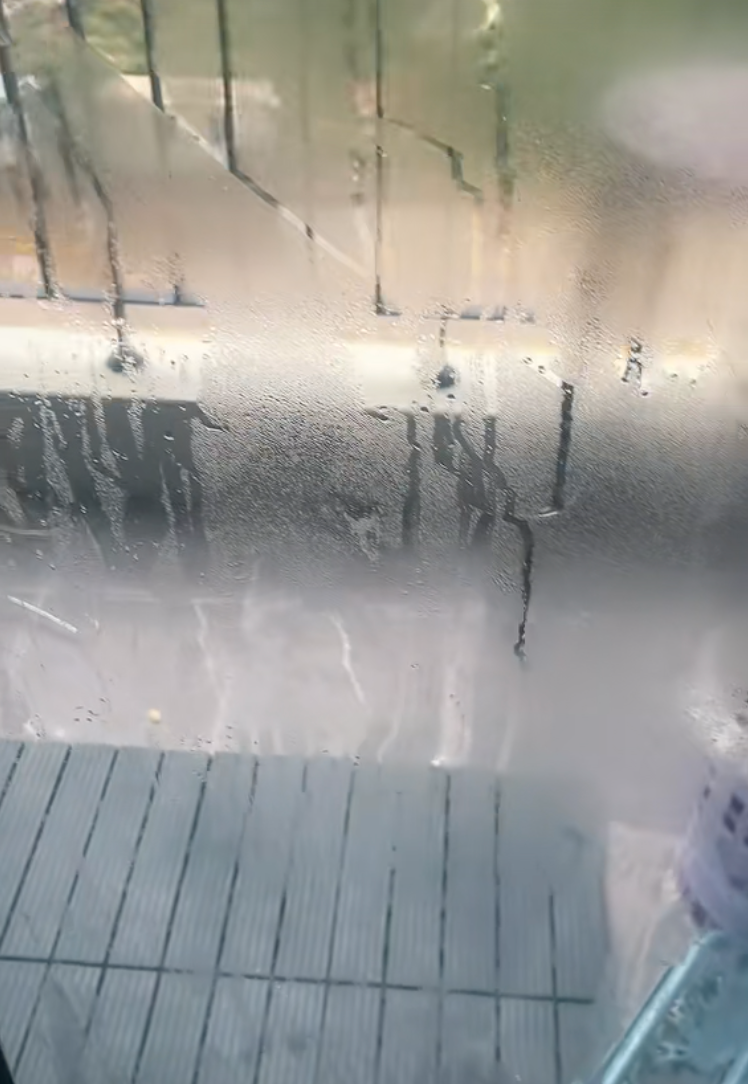 Mẹo lau nh&agrave; hiệu quả gi&uacute;p kh&ocirc;ng gian kh&ocirc; r&aacute;o trong m&ugrave;a nồm - Ảnh 1.